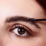 The Power of Eyebrows: How to Shape and Fill Them for a Defined Look
